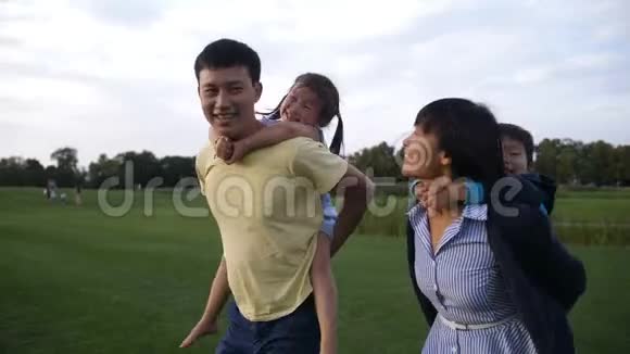 亚洲父母在公园载着孩子视频的预览图