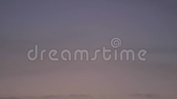 在橙色晴朗的夕阳背景下飞行的客机视频的预览图