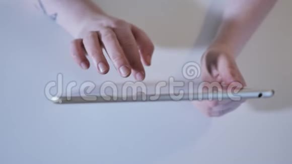 商界女性在平板电脑上看相册里的照片学生平板电脑上的手滑板触摸屏视频的预览图