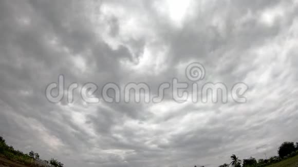 太阳和雨云的反射在稻田的天空上快速移动视频的预览图