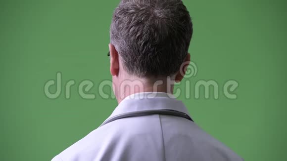 成熟男性医生的后视图除去眼镜和回头看视频的预览图