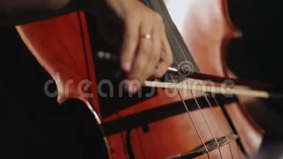 年轻的音乐家女孩在交响乐厅演奏大提琴中提琴视频的预览图