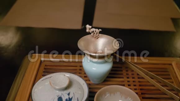 木桌上摆放中国茶的碗杯筛视频的预览图