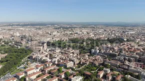 空中飞行无人机飞越意大利罗马的竞技场竞技场或弗拉维安圆形竞技场视频的预览图