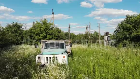 切尔诺贝利废弃的旧锈迹苏联卡车视频的预览图