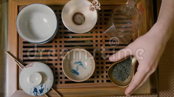 大师从盖湾倒绿茶从上到下的中国仪式视频的预览图