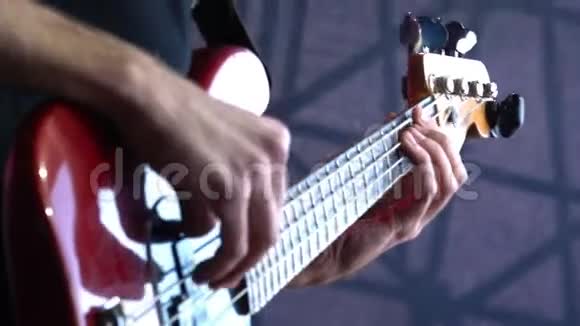 在摇滚音乐会上弹吉他的人低音吉他特写视频的预览图