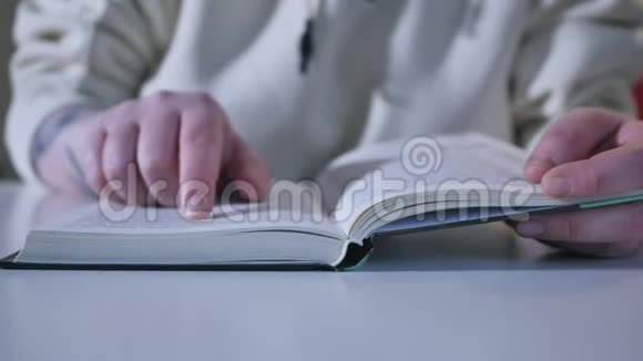 手和书读一本书沿着线条握住你的手指一个女人她的手拿着一本书用她的手指视频的预览图
