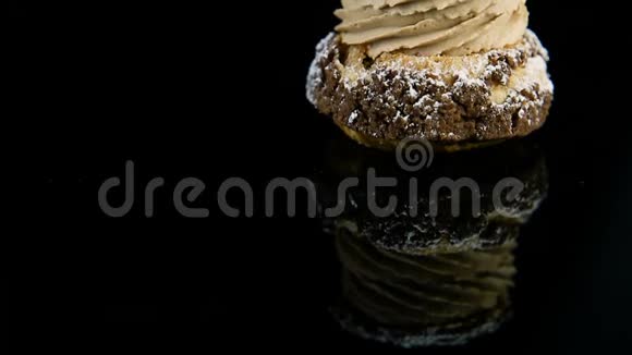 从单一法式甜点周糕点的倒影上的特写全景视频的预览图