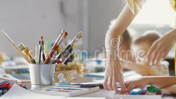 幼儿园桌子上的油漆刷视频的预览图