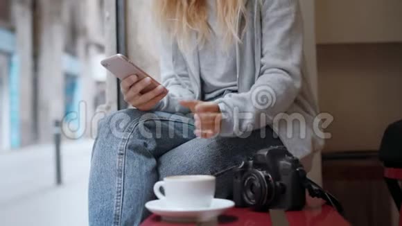 咖啡桌上的女摄影师博主视频的预览图