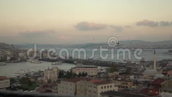 美丽的海洋景观到博斯普鲁斯海峡与船舶交通加拉塔桥和伊斯坦布尔土耳其左岸慢慢视频的预览图