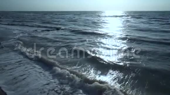 蓝色绿色绿松石海风浪太阳黑石阳光阳光阳光夏天温暖风白天泡沫冲浪对抗视频的预览图