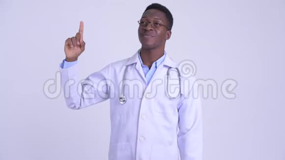 年轻快乐的非洲男子医生指出视频的预览图