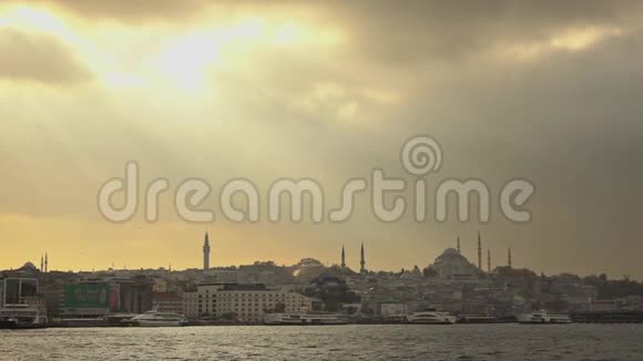 日落时分在阳光下欣赏到土耳其伊斯坦布尔老城区风景如画的河岸全景慢速运动全高清视频的预览图