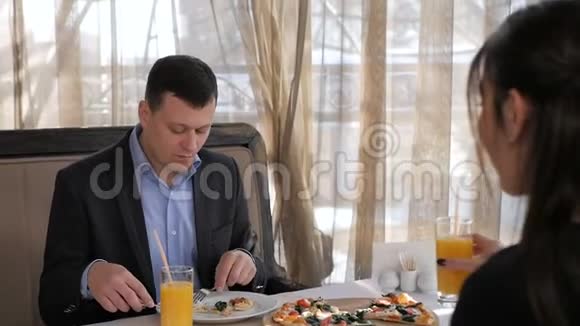 一对夫妇在餐馆吃披萨视频的预览图