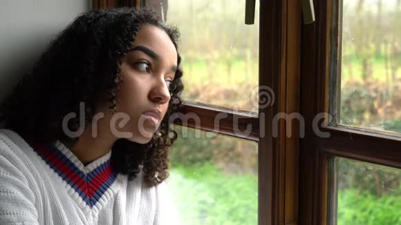 非裔美国少女沮丧地坐在窗边视频的预览图