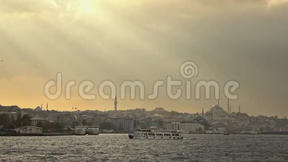 美丽的海景与土耳其伊斯坦布尔的古老历史建筑相结合在阳光下的Suleymaniye清真寺视频的预览图