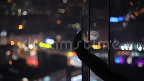 夜间建筑的背景和模糊的城市视频的预览图