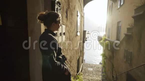 女人在贝拉焦欣赏街景视频的预览图