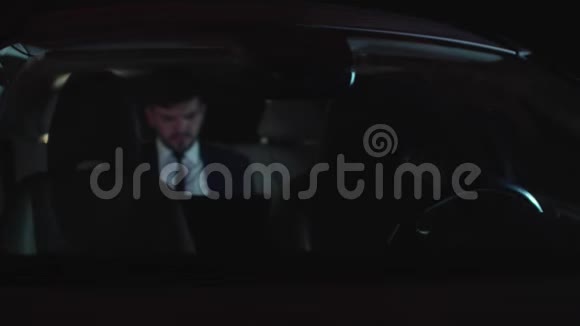 人在夜间驾驶自动驾驶汽车视频的预览图