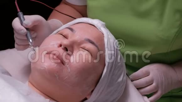 硬件美容一位穆斯林妇女在治疗不信任过程中闭着眼睛微笑关闭视频的预览图