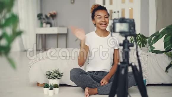 女性博客作者正在录制视频用于观看摄像机微笑和情感交谈等视频视频的预览图