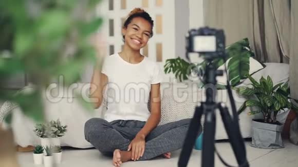 快乐的非裔美国女人vlogger正在为在线博客录制视频她正在看着摄像机指望着她视频的预览图
