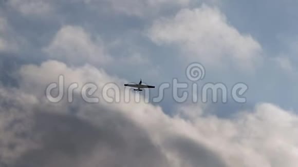 一架古老而美丽的历史飞机在天空中飞翔视频的预览图