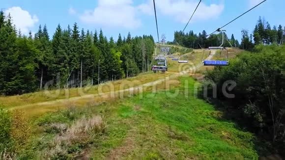 夏末喀尔巴阡山脉的索道4K射击缆车视频的预览图