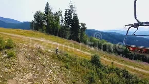 夏末喀尔巴阡山脉的索道4K射击缆车视频的预览图