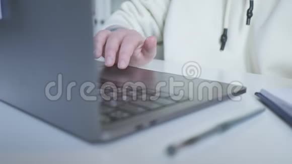 女商人手触摸笔记本电脑触摸板女人手在滚动图片女人在用笔记本电脑女人席视频的预览图