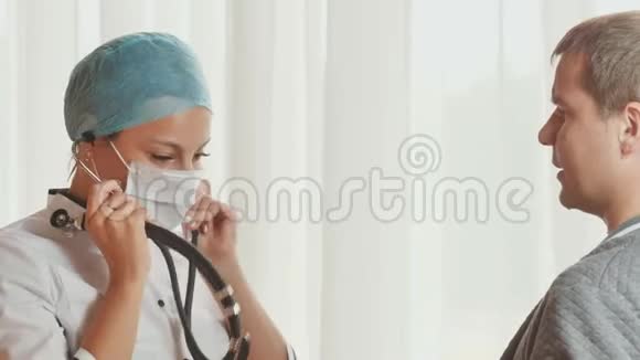 一位年轻的女医生在医院里倾听病人心声视频的预览图