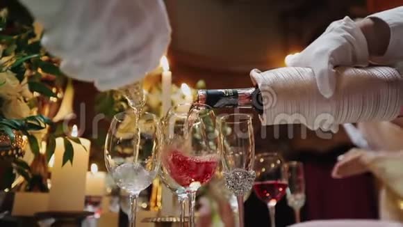 侍者在城堡的豪华大厅里斟上白葡萄酒和红葡萄酒视频的预览图