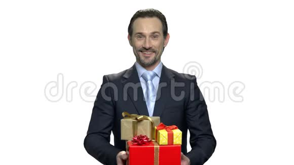 开朗的商人拿着礼品盒视频的预览图