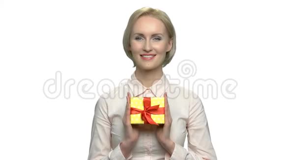 微笑的女人带着礼品盒前景视频的预览图