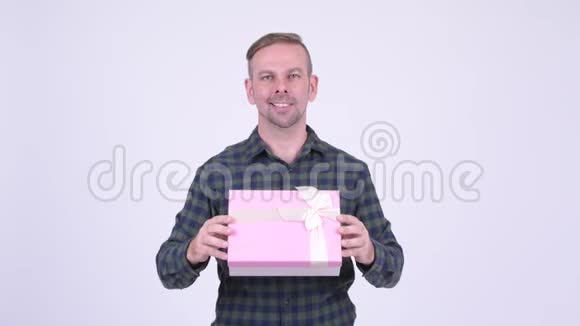 快乐金发女郎送礼品盒视频的预览图