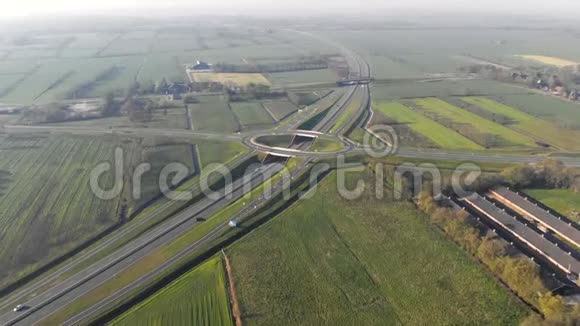 在连接荷兰主要城市的高速公路附近飞行汽车在高速公路上行驶视频的预览图