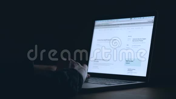 关门晚上男人用笔记本电脑浏览网页视频的预览图