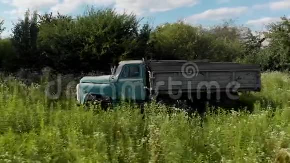 切尔诺贝利废弃的旧锈迹苏联卡车视频的预览图