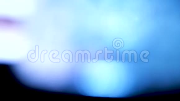 蓝光通过玻璃闪光效果视频的预览图