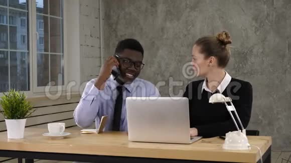 女商人用手提电脑商人让电话团队工作视频的预览图
