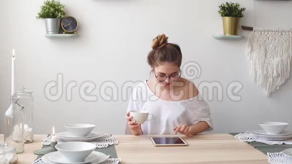 漂亮的女学生正在厨房里准备考试视频的预览图