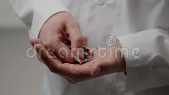 医生从水泡里取出药片视频的预览图