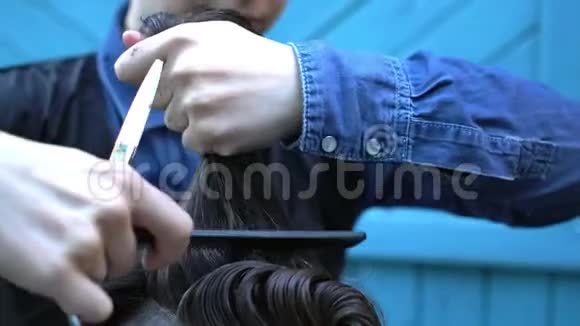 夏季节日户外理发店年轻的微笑女理发师在理发店理发视频的预览图