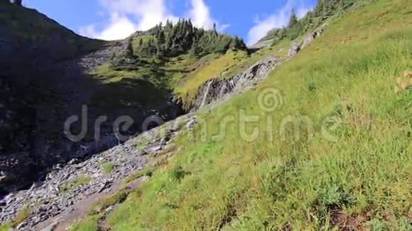 一股融雪的气流沿着一座山蜿蜒而下视频的预览图