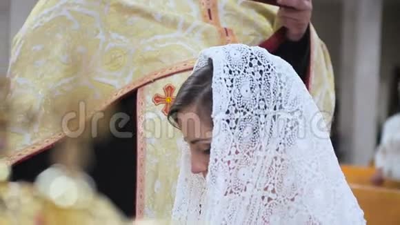 教堂里的新娘戴着围巾视频的预览图