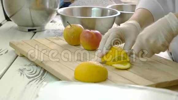 厨师在手套里切柠檬视频的预览图
