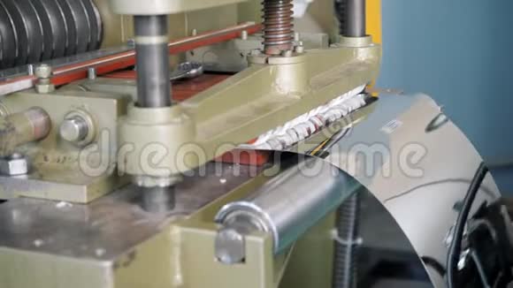 用于生产钢管的钣金切割机冷轧钢板卷视频的预览图