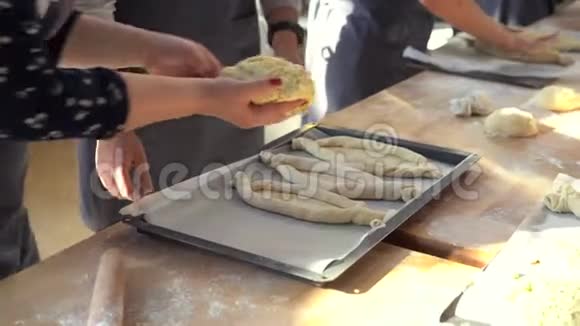 烹饪大师班特写人们的手准备卡查普里传统的格鲁吉亚奶酪面包格鲁吉亚食品视频的预览图